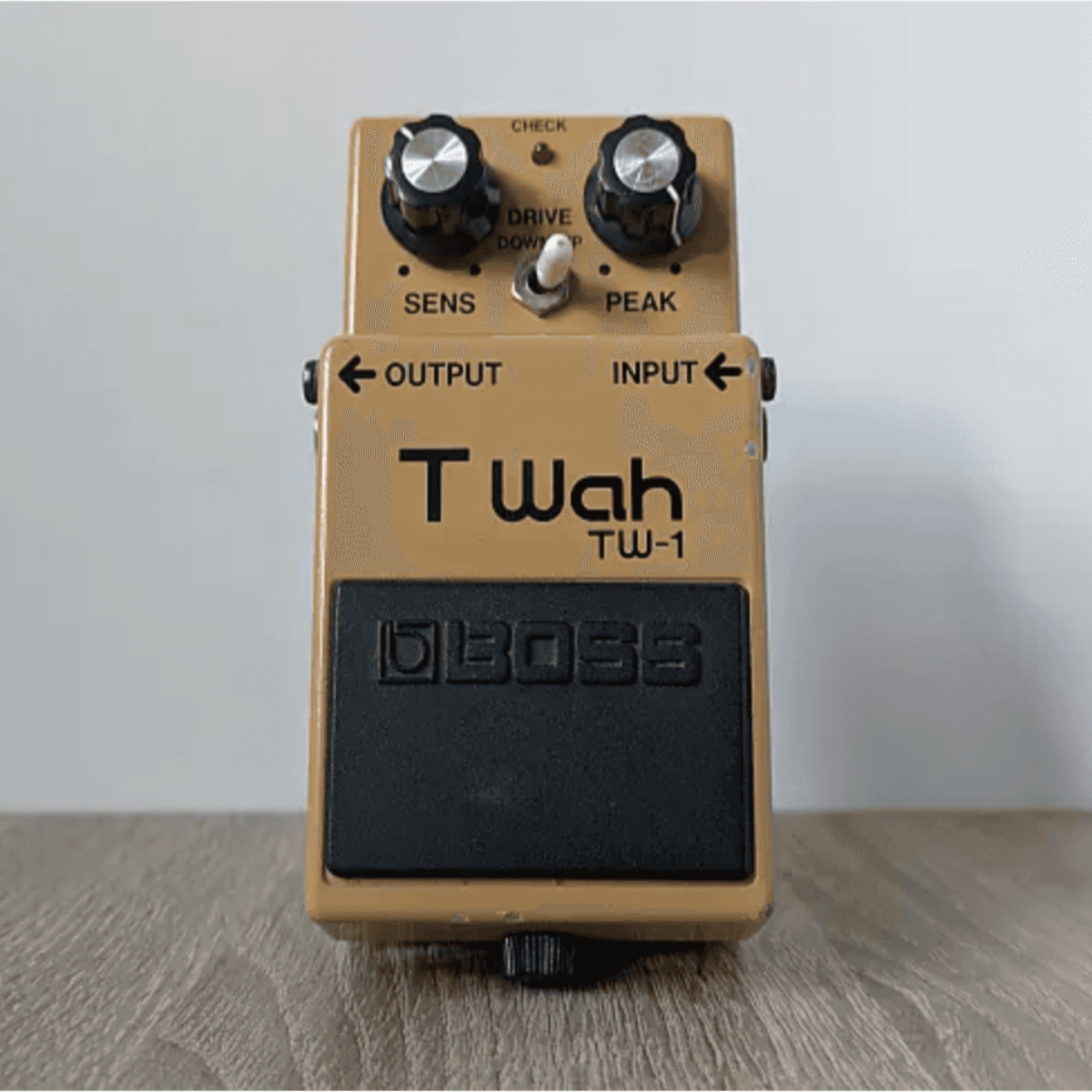 Boss TW-1 TW1 T Wah Vintage Guitar Pedal, Made in Japan 1984. Classic auto-wah effect with sensitivity and peak controls, ideal for funk and rock tones.